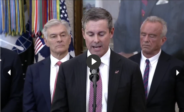 Ph&ograve;ng Bầu dục hỗn loạn khi đại diện h&atilde;ng dược gục ng&atilde;- Ảnh 2.