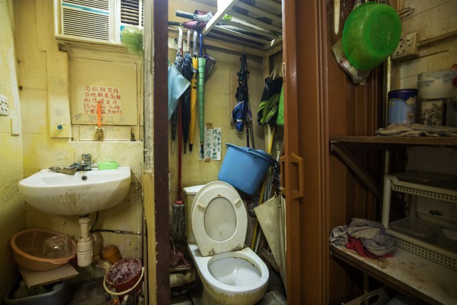 Cận cảnh căn hộ chung cư Hong Kong: Chưa tới 10m2 nhưng giá thuê 10 triệu/tháng, vệ sinh phải dùng chung - Ảnh 4.