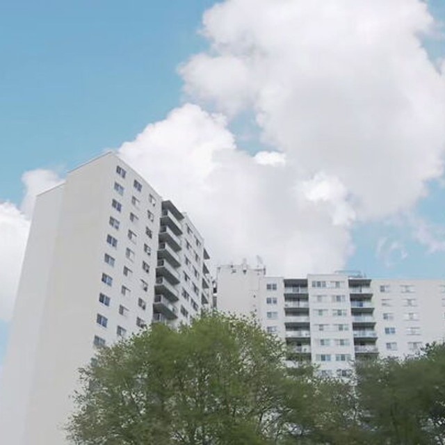 Bé gái 2 tuổi sống sót sau khi rơi từ ban công chung cư tầng 15: Tình trạng của nạn nhân sau đó gây chú ý - Ảnh 2.