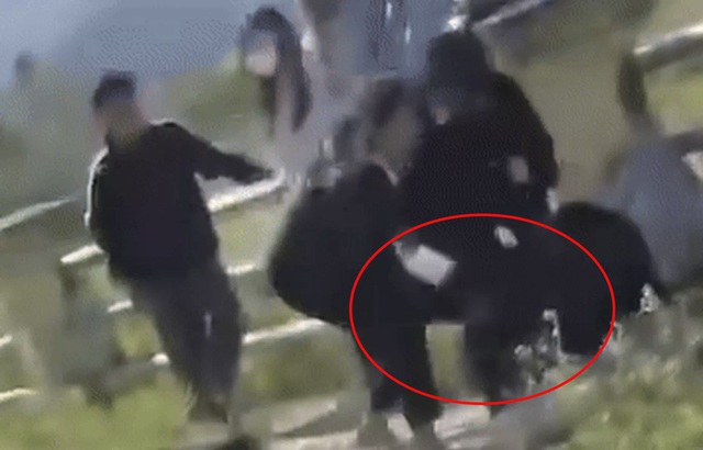 Nữ sinh lớp 10 bị đánh hội đồng giữa tiếng reo hò: Nhóm đánh bạn học lớp 8, hé lộ nguồn cơn - Ảnh 1.