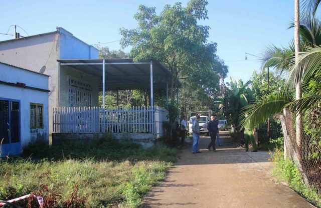 Khám nghiệm hiện trường vụ người phụ nữ bị bắn tử vong trước hiên nhà - Ảnh 1.