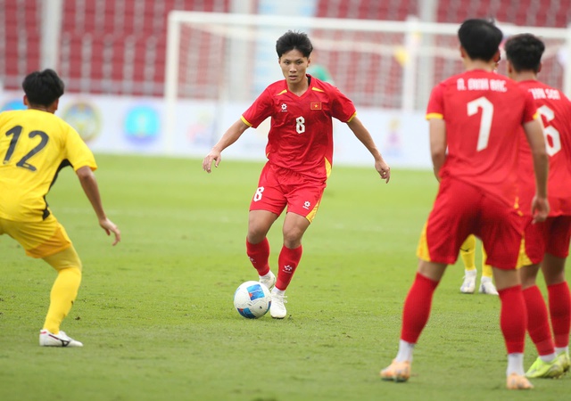 Diễn biến trận U22 Việt Nam 2-0 U22 Malaysia: HLV Kim Sang-sik điều chỉnh chiến thuật - Ảnh 1.