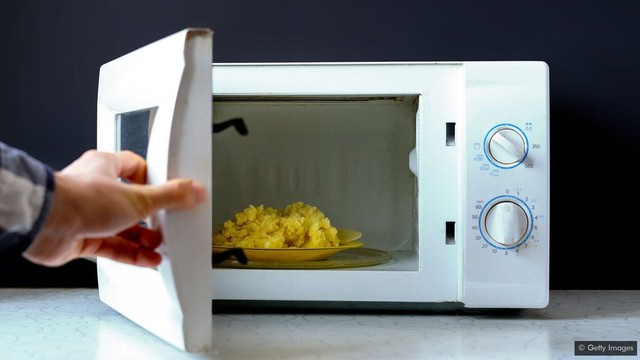 Mở cửa lò vi sóng khi đang quay thức ăn có sao không? Rất nhiều người đang hiểu nhầm - Ảnh 3.
