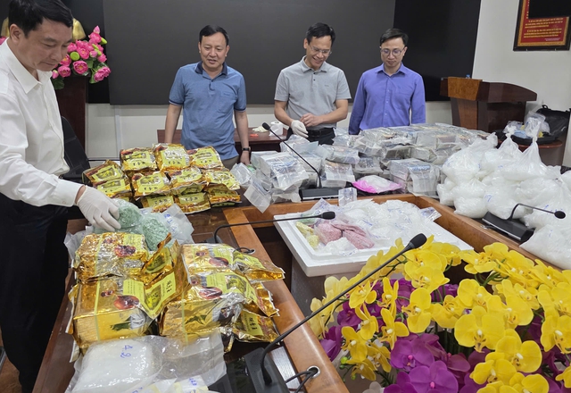 Gần 200 cảnh sát đồng loạt khám xét, bắt hàng loạt đối tượng trong chuyên án đặc biệt lớn - Ảnh 1.