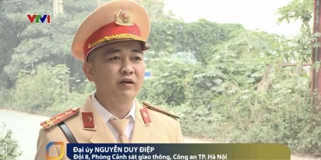 Đại úy CSGT kể khoảnh khắc bị người vi phạm đẩy vào đầu xe tải: Trước đó còn nhắc đối tượng đi gọn vào - Ảnh 1.