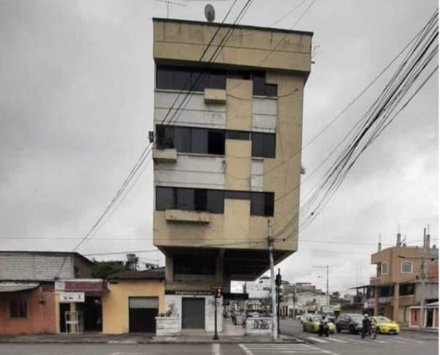 Xiêu vẹo đến khó tin, tòa nhà 4 tầng này đã trải qua 8 trận động đất mạnh suốt hơn 30 năm vẫn không sụp đổ - Ảnh 2.