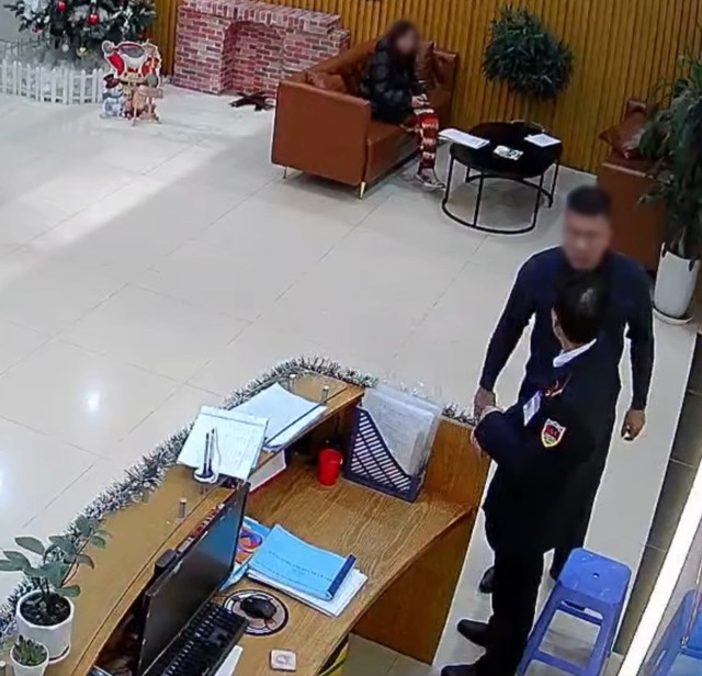 Người đàn ông ăn mặc bảnh bao chửi bới, xô ngã bảo vệ chung cư ở Hà Nội: Nguồn cơn gây bất bình - Ảnh 2.