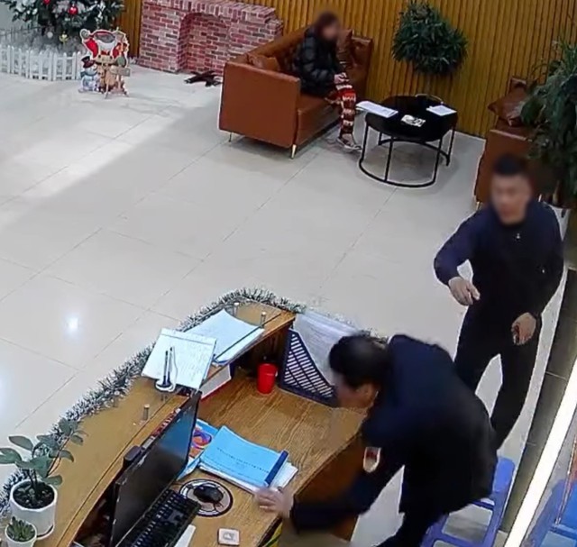 Người đàn ông ăn mặc bảnh bao chửi bới, xô ngã bảo vệ chung cư ở Hà Nội: Nguồn cơn gây bất bình - Ảnh 3.