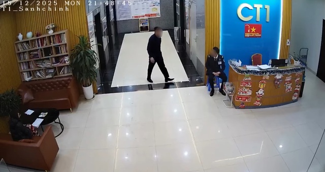 Người đàn ông ăn mặc bảnh bao chửi bới, xô ngã bảo vệ chung cư ở Hà Nội: Nguồn cơn gây bất bình - Ảnh 1.