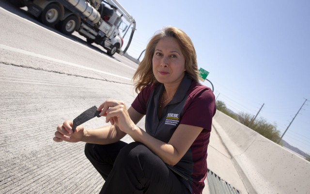 Phát minh "đánh thẳng vào điểm yếu lớn nhất của nhựa đường" đang rung chuyển ngành cầu đường toàn cầu - Ảnh 2.