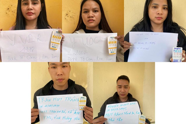 Phát hiện 5 người trốn trên nóc nhà vệ sinh, khám xét khẩn cấp nơi ở của nữ chủ quán karaoke - Ảnh 1.