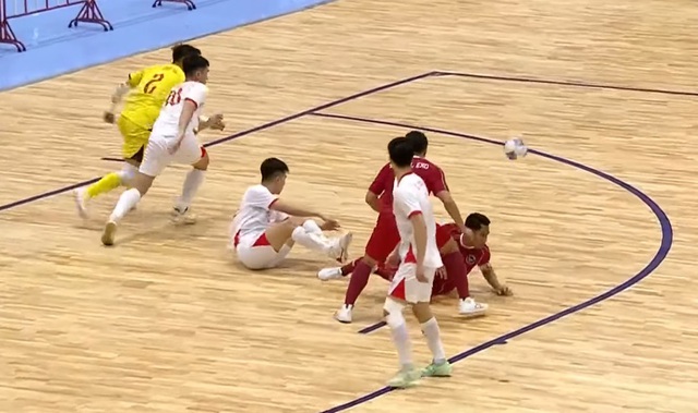 DIỄN BIẾN Việt Nam 1-0 Indonesia: Tuyển Việt Nam bị từ chối penalty, HLV d&iacute;nh thẻ đầy tranh c&atilde;i - Ảnh 4.