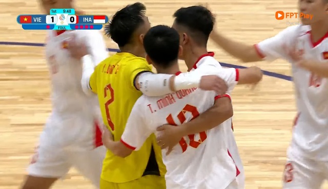 DIỄN BIẾN Việt Nam 1-0 Indonesia: Tuyển Việt Nam bị từ chối penalty, HLV d&iacute;nh thẻ đầy tranh c&atilde;i - Ảnh 3.