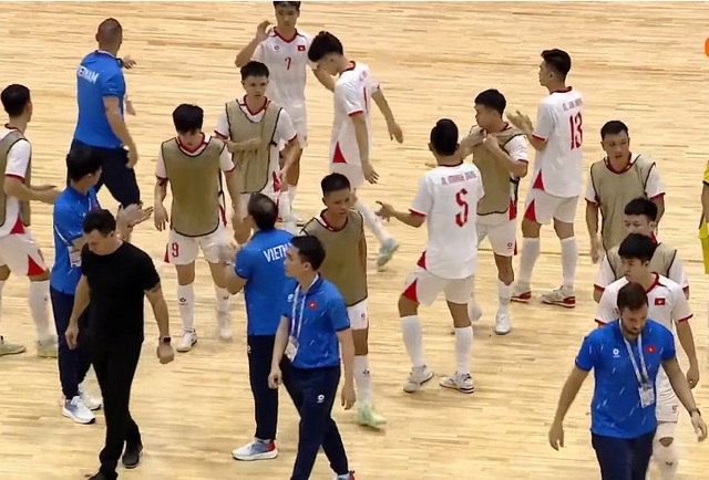 DIỄN BIẾN Việt Nam 1-0 Indonesia: Tuyển Việt Nam bị từ chối penalty, HLV d&iacute;nh thẻ đầy tranh c&atilde;i - Ảnh 2.