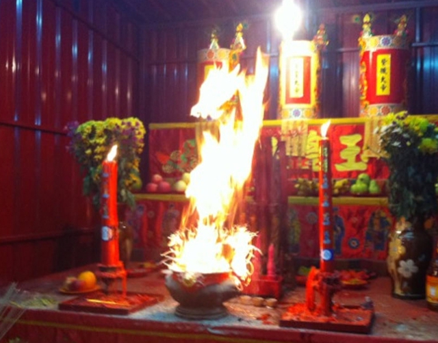 Lý giải nguyên nhân hiện tượng: Bát hương, chân hương bất ngờ cháy, xử lý như thế nào? - Ảnh 1.
