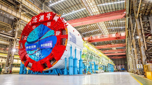 Chiêm ngưỡng "Vua của máy móc xây dựng" có đường kính lớn nhất thế giới đạt "cột mốc 10.000m" - Ảnh 2.