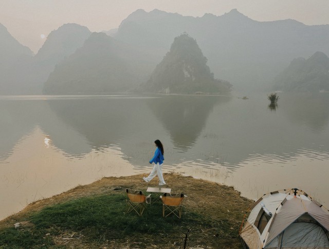 Phát hiện hồ nước bên thảo nguyên vắng vẻ, hoang sơ, du khách nhận xét: "Nói ở Hà Nội không ai tin!" - Ảnh 1.