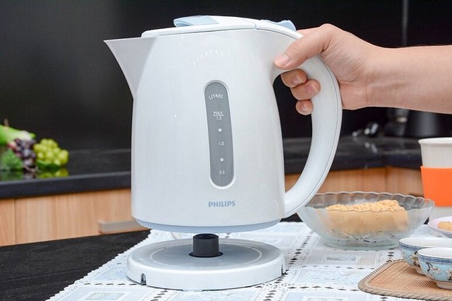 Đun nước bằng bình siêu tốc nên cho nước hay cắm bình trước? Trình tự đơn giản nhưng nhiều người vẫn sai - Ảnh 1.