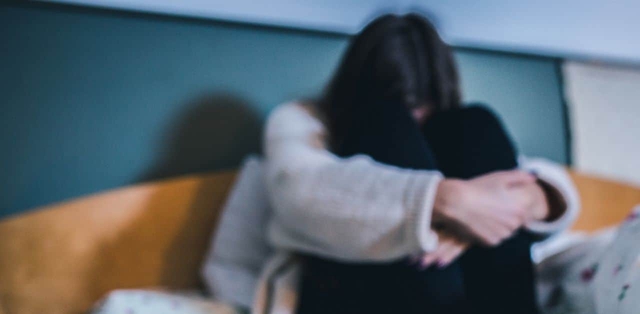 Đang ngồi trong phòng ngủ thì thấy bạn của bố trèo lên cửa sổ, cô gái hoảng loạn với diễn biến tiếp theo - Ảnh 2.