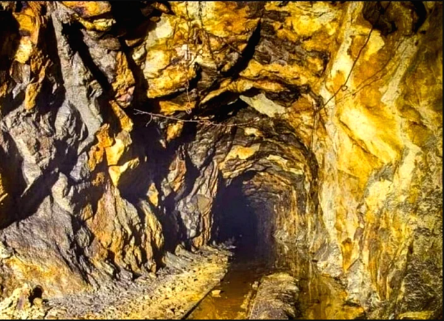 Phát hiện mỏ vàng hơn 1.400 tấn, thân quặng sâu 1.250m: Chính quyền lập tức phong tỏa toàn khu vực - Ảnh 1.