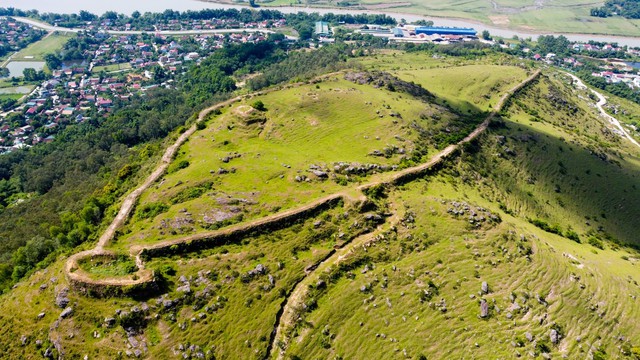 Ngọn núi ở Nghệ An cao chỉ hơn 100m, du khách nhận xét cảnh như nước ngoài, trên đỉnh có di tích đặc biệt - Ảnh 1.