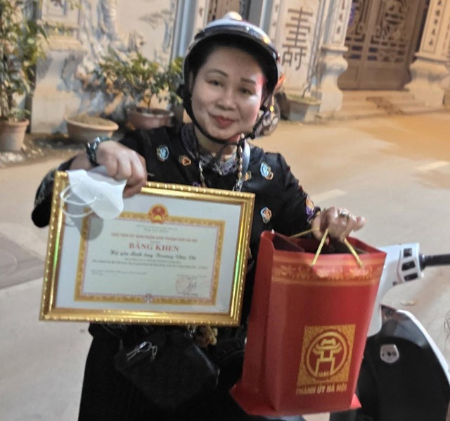 Người phụ nữ ở La Th&agrave;nh (H&agrave; Nội) b&agrave;n giao nh&agrave; sớm lấy tiền mua 100 c&acirc;y v&agrave;ng biết số tiền l&atilde;i m&agrave; cho&aacute;ng - Ảnh 2.