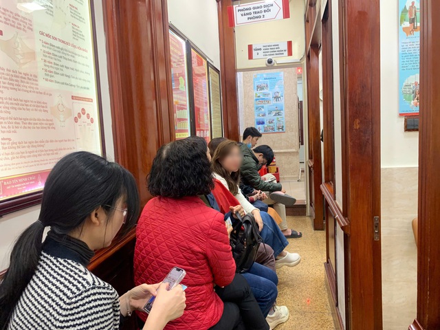 Người phụ nữ ở H&agrave; Nội mang 70 chỉ v&agrave;ng đi b&aacute;n đ&uacute;ng ng&agrave;y gi&aacute; lập đỉnh, biết tiền l&atilde;i m&agrave; ngưỡng mộ - Ảnh 1.