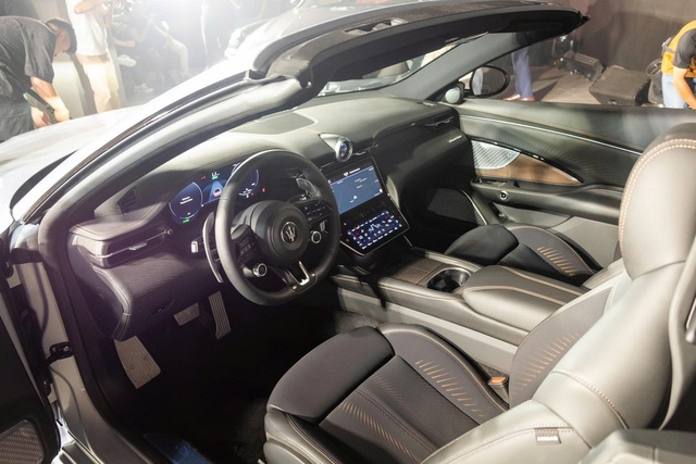 Loạt xe chỉ d&agrave;nh cho đại gia Việt ra mắt năm 2025: Đủ si&ecirc;u xe đến si&ecirc;u sang, nhiễu mẫu h&agrave;ng hiếm tr&ecirc;n thế giới, c&oacute; mẫu gi&aacute; ngang 2 căn penthouse - Ảnh 11.