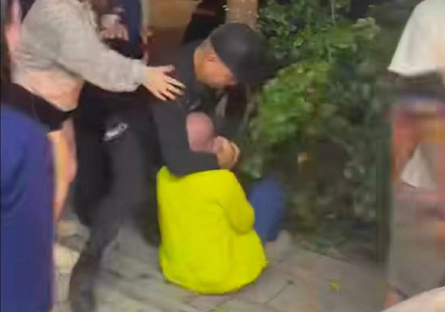 Người đ&agrave;n &ocirc;ng bị nh&oacute;m bảo vệ đ&aacute;nh hội đồng ở H&agrave; Nội: C&ocirc;ng an v&agrave;o cuộc - Ảnh 1.