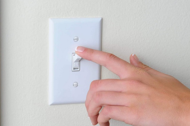 Nên dùng bình nóng lạnh cắm điện hay bình nóng lạnh bật tắt bằng aptomat? Rất nhiều nhà đang dùng sai - Ảnh 2.