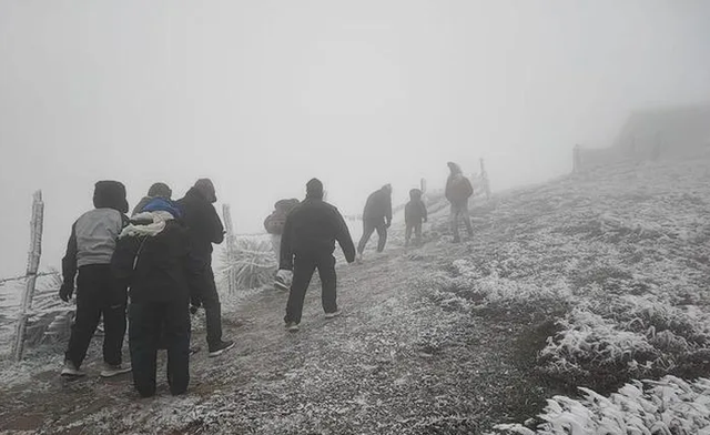 Ngoài Fansipan, đây là nơi lạnh không kém ở miền Bắc hôm nay: Cũng là núi, nhiều năm có băng giá, tuyết - Ảnh 14.