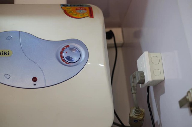 Nên dùng bình nóng lạnh cắm điện hay bình nóng lạnh bật tắt bằng aptomat? Rất nhiều nhà đang dùng sai - Ảnh 1.