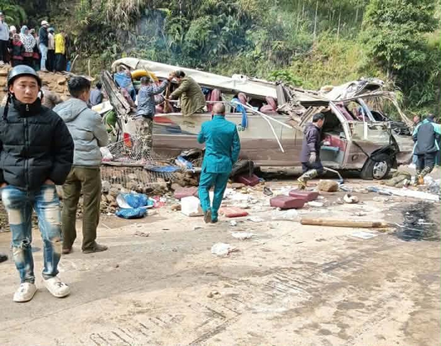 Danh tính 9 người bị thương trong vụ lật xe chở đoàn giáo viên từ Hà Nội đi từ thiện ở Lào Cai - Ảnh 4.