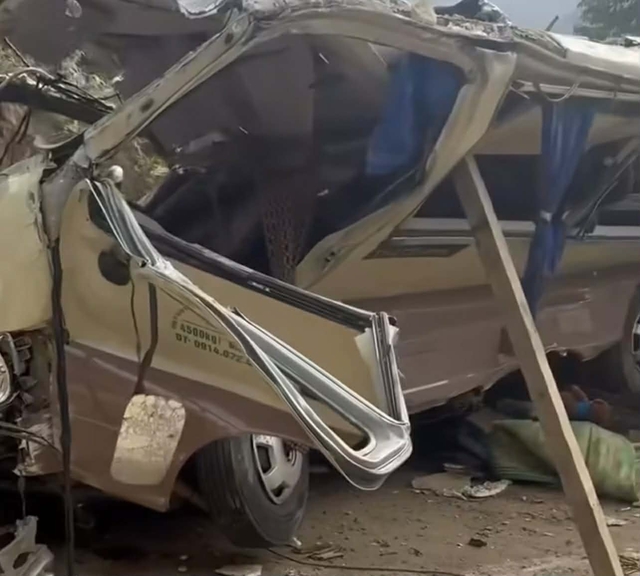 Vụ lật xe chở đo&agrave;n gi&aacute;o vi&ecirc;n đi từ thiện l&agrave;m 9 người chết: Nh&acirc;n chứng kể l&uacute;c xe lật, nạn nh&acirc;n rơi ra ngo&agrave;i - Ảnh 2.