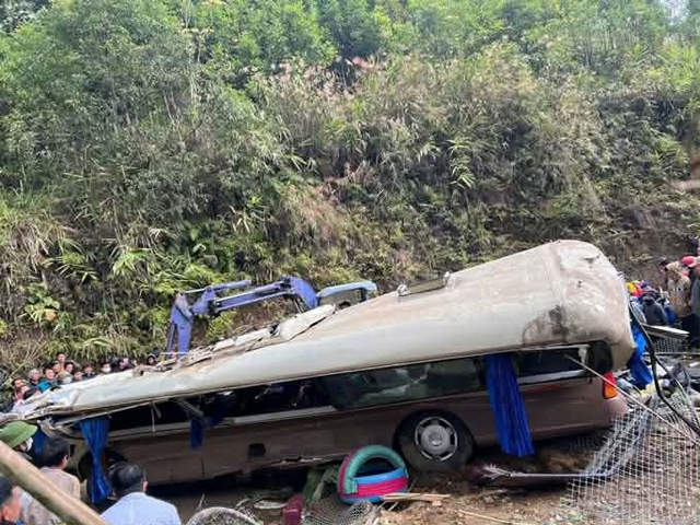 Danh tính 9 người bị thương trong vụ lật xe chở đoàn giáo viên từ Hà Nội đi từ thiện ở Lào Cai - Ảnh 3.