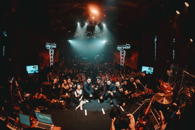 Phan Đinh T&ugrave;ng đ&oacute;n tuổi 50 ở H&agrave; Nội, tặng NSND Tự Long nhẫn kim cương - Ảnh 7.