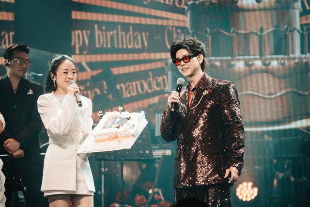 Phan Đinh T&ugrave;ng đ&oacute;n tuổi 50 ở H&agrave; Nội, tặng NSND Tự Long nhẫn kim cương - Ảnh 6.