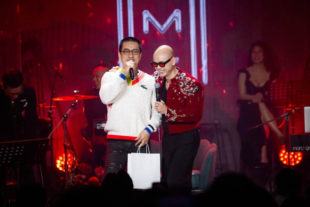 Phan Đinh T&ugrave;ng đ&oacute;n tuổi 50 ở H&agrave; Nội, tặng NSND Tự Long nhẫn kim cương - Ảnh 5.