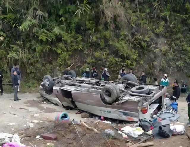 Vụ lật xe chở đo&agrave;n gi&aacute;o vi&ecirc;n đi từ thiện l&agrave;m 9 người chết: Nh&acirc;n chứng kể l&uacute;c xe lật, nạn nh&acirc;n rơi ra ngo&agrave;i - Ảnh 6.