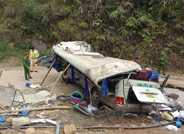 Vụ lật xe chở đo&agrave;n gi&aacute;o vi&ecirc;n đi từ thiện l&agrave;m 9 người chết: Nh&acirc;n chứng kể l&uacute;c xe lật, nạn nh&acirc;n rơi ra ngo&agrave;i - Ảnh 4.