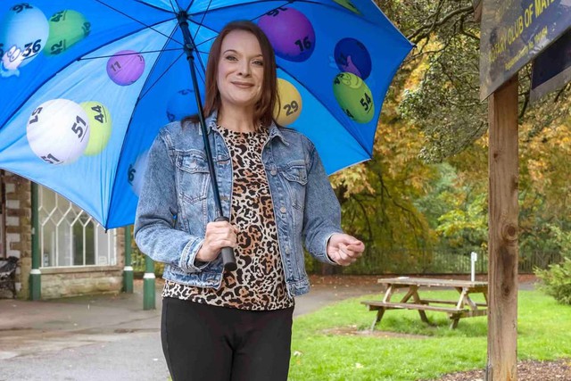 Bất ngờ tìm thấy giếng ước nguyện trong chuyến đi bộ bất đắc dĩ, nữ y tá trúng 8,9 tỷ đồng chỉ sau 1 ngày - Ảnh 1.