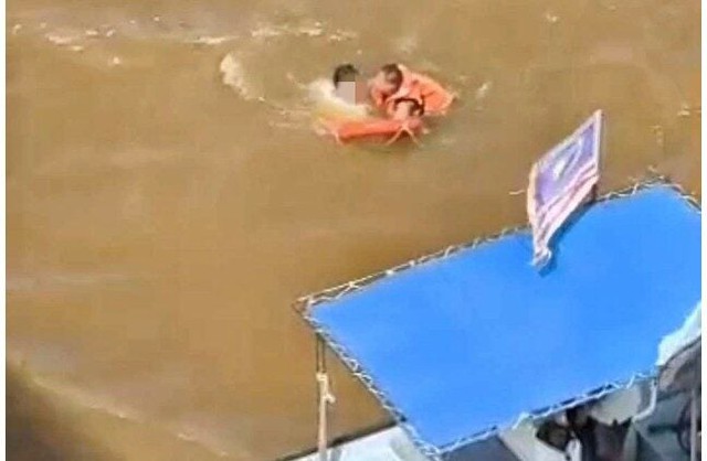 Người đàn ông nhảy cầu sau khi cãi nhau với vợ và cái kết - Ảnh 1.