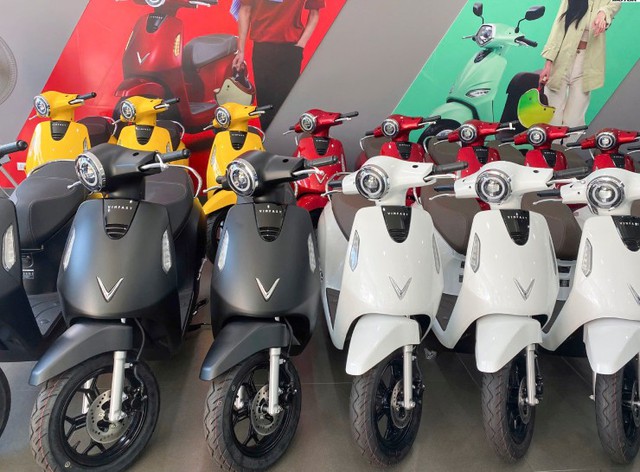 Loạt xe m&aacute;y điện giảm gi&aacute; s&acirc;u: VinFast l&agrave;m g&igrave; để cạnh tranh?  - Ảnh 1.