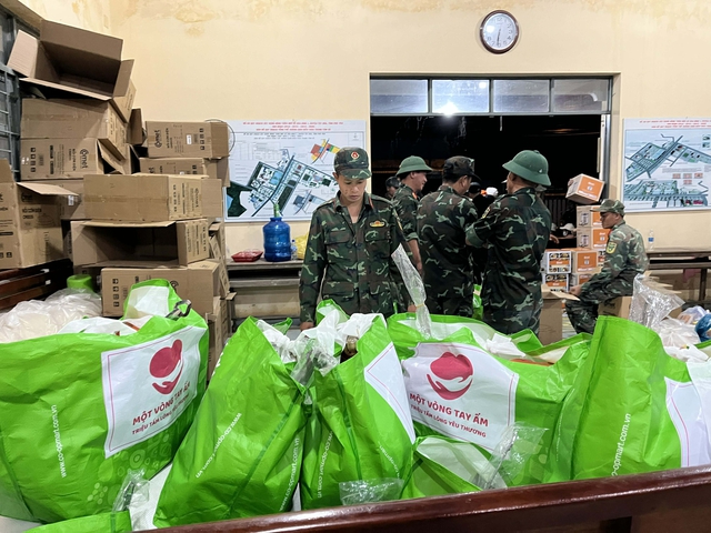 "Chuyện rất lạ" trong hỗ trợ đồng b&agrave;o miền Trung: Khi những người tử tế gặp nhau đ&uacute;ng l&uacute;c - Ảnh 9.