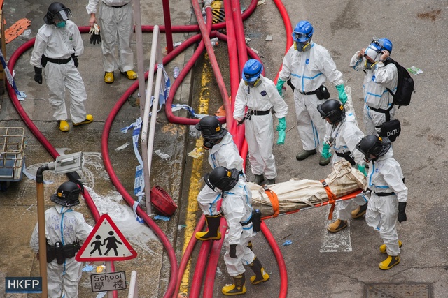 Tròn 1 tuần sau thảm hoạ cháy chung cư Hong Kong: Có những nạn nhân được phát hiện tại vị trí không ngờ - Ảnh 6.