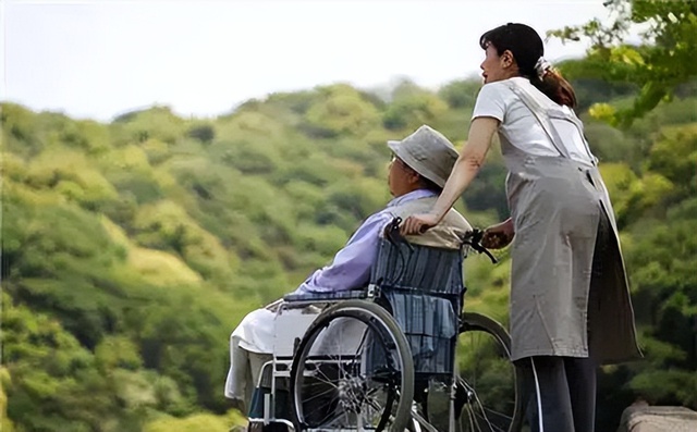 Gi&uacute;p việc tối n&agrave;o cũng th&igrave; thầm với bố chồng trong bếp, con d&acirc;u nghe l&eacute;n liền chết sững v&igrave; đoạn đối thoại - Ảnh 2.