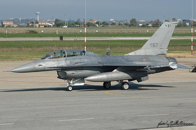 Phiên bản F - 16 lạ của Không quân Ukraine gây chú ý trong gói viện trợ mới - Ảnh 2. Phiên bản F - 16 lạ của Không quân Ukraine gây chú ý trong gói viện trợ mới - Ảnh 2.