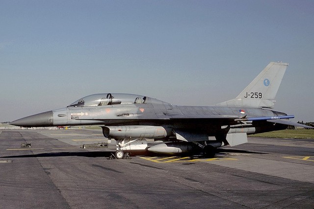 Phiên bản F - 16 lạ của Không quân Ukraine gây chú ý trong gói viện trợ mới - Ảnh 4. Phiên bản F - 16 lạ của Không quân Ukraine gây chú ý trong gói viện trợ mới - Ảnh 4.