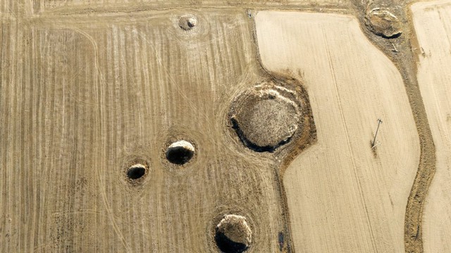 Hàng trăm 'hố tử thần' mọc lên giữa đồng, nông dân hốt hoảng: Giáo sư hé lộ nguyên nhân từ những năm 2000 - Ảnh 1.