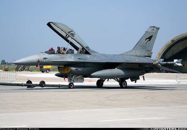 Phiên bản F - 16 lạ của Không quân Ukraine gây chú ý trong gói viện trợ mới - Ảnh 7. Phiên bản F - 16 lạ của Không quân Ukraine gây chú ý trong gói viện trợ mới - Ảnh 7.